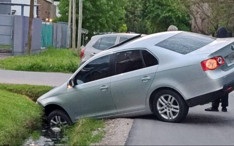 La esquina de los choques en City Bell: dos accidentes en un día y un Vento colgado en una zanja