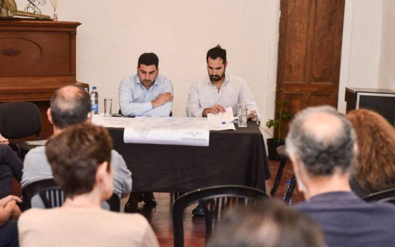 Los caminos rurales en medio de la inundación: reunión de productores, municipio y Provincia en 25 de Mayo