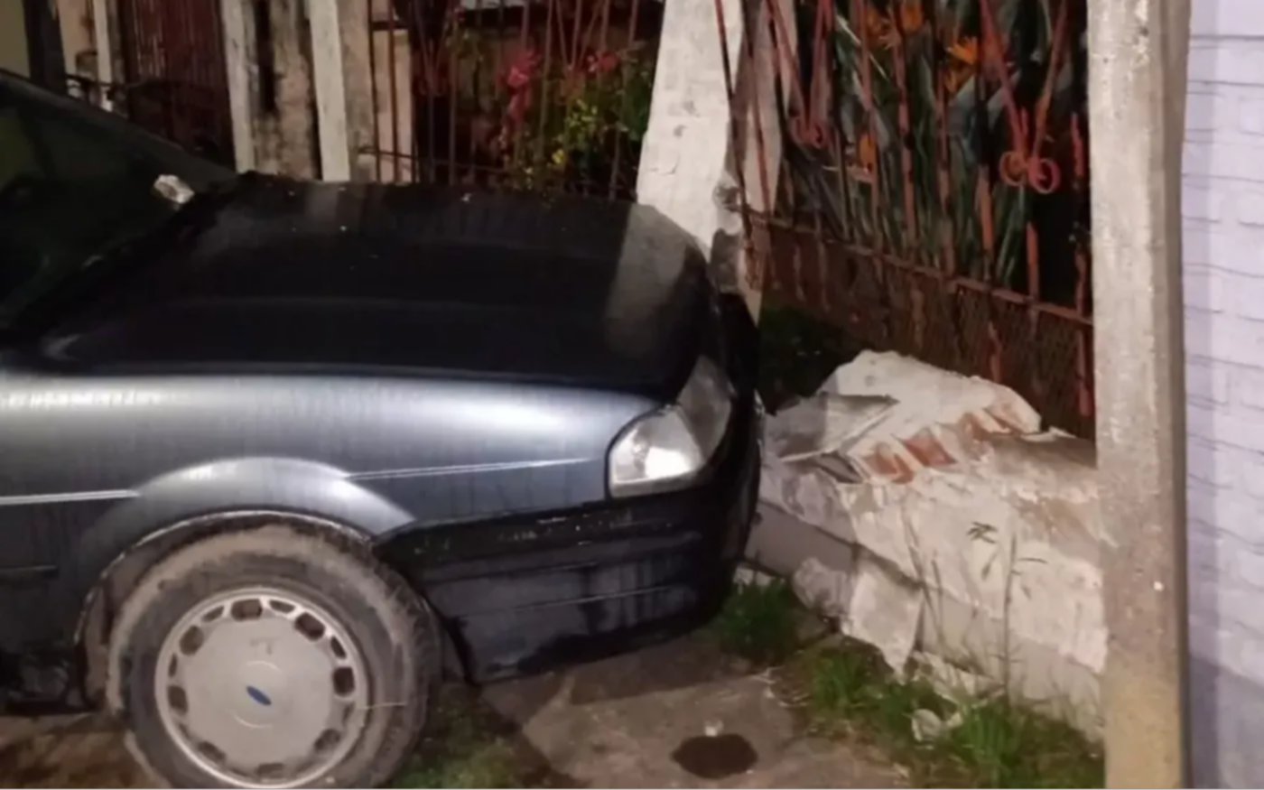 Perdió el control y se estrelló contra el paredón de una casa en Berisso