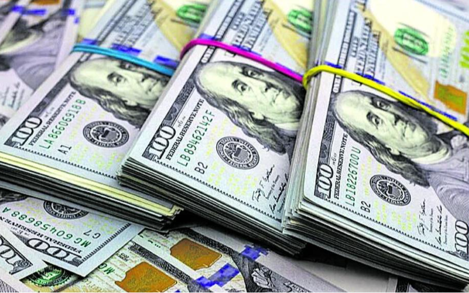 En medio de la visita de Milei a EEUU, el dólar bajó 15 pesos y se frenó la tendencia alcista