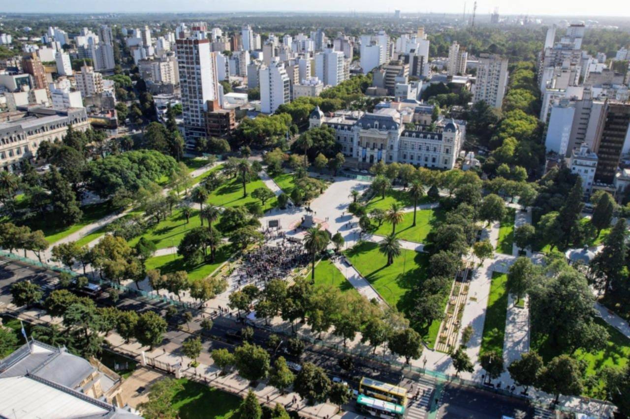 7/11/2025 | UN DÍA MÁS.- Mes aniversario: ¿cuántas plazas hay en el casco urbano de La Plata?