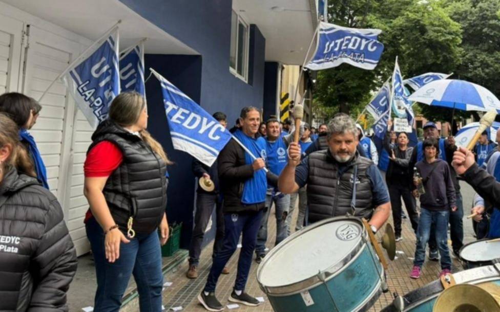 Empleados de Gimnasia reclaman en la sede: algunos no cobran desde septiembre