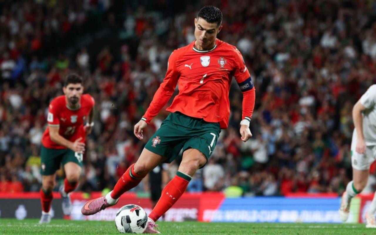 Los 10 reyes del tiro libre: cuando el balón obedece a los genios