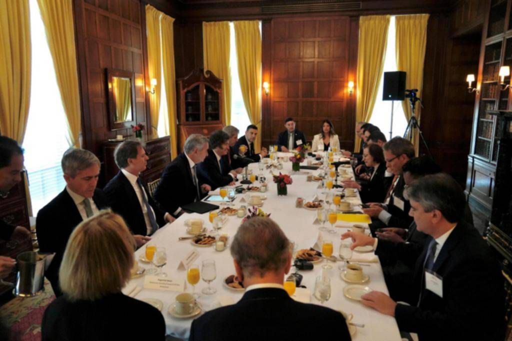 Milei con empresarios: mantiene las bandas cambiarias