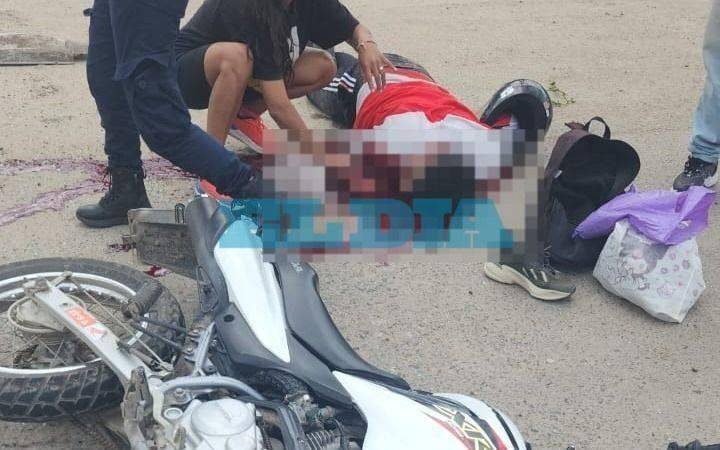 Atropelló a un motociclista y huyó: brutal choque y abandono de persona en la zona oeste de La Plata