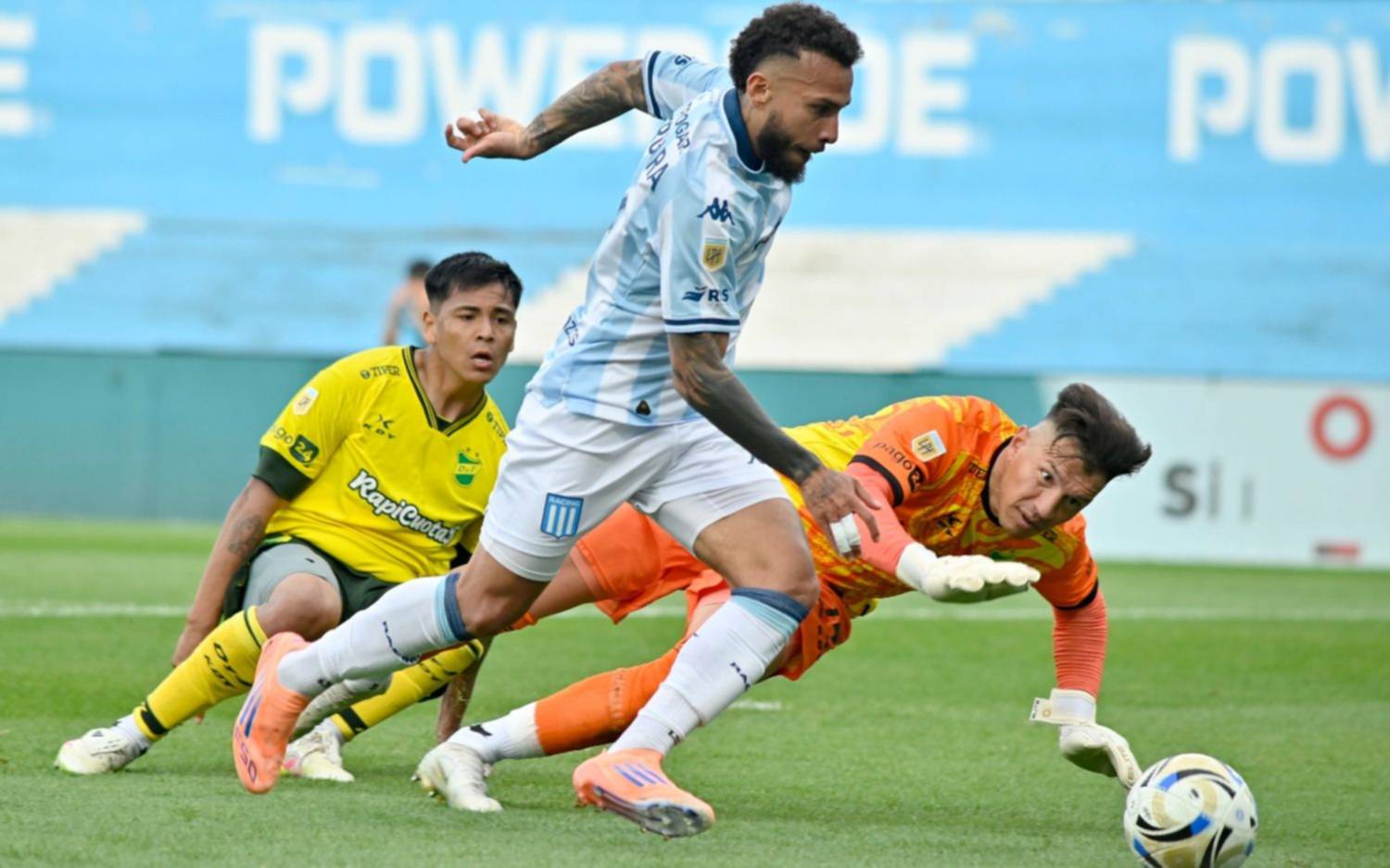 Racing se impuso ante Defensa y Justicia en un Cilindro vacío y sigue prendido arriba