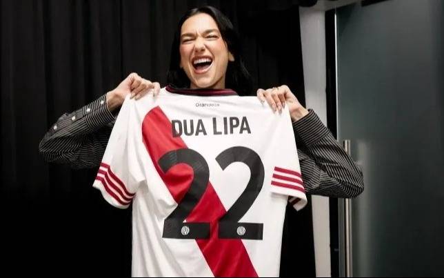 Dua Lipa posó con la camiseta de River y su familia recorrió La Boca