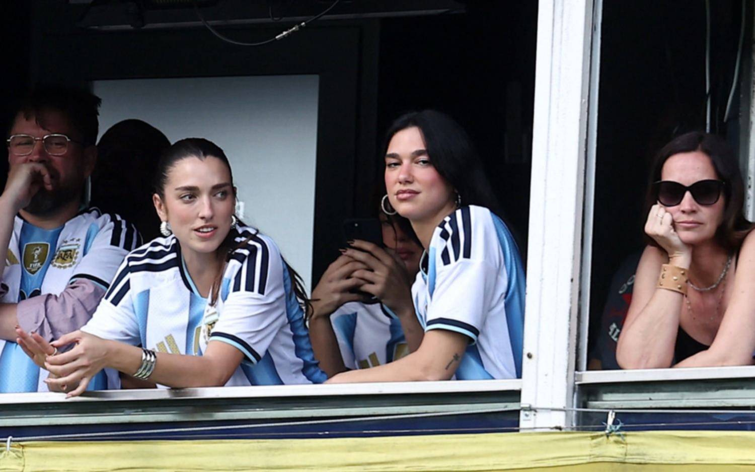 VIDEO. Dua Lipa, presente en La Bombonera: la cantante disfruta del Superclásico entre Boca y River