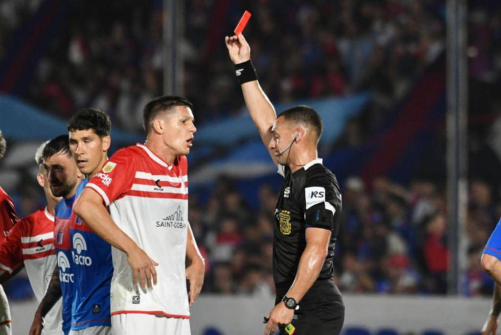 Carrillo aplicó un codazo y se fue expulsado