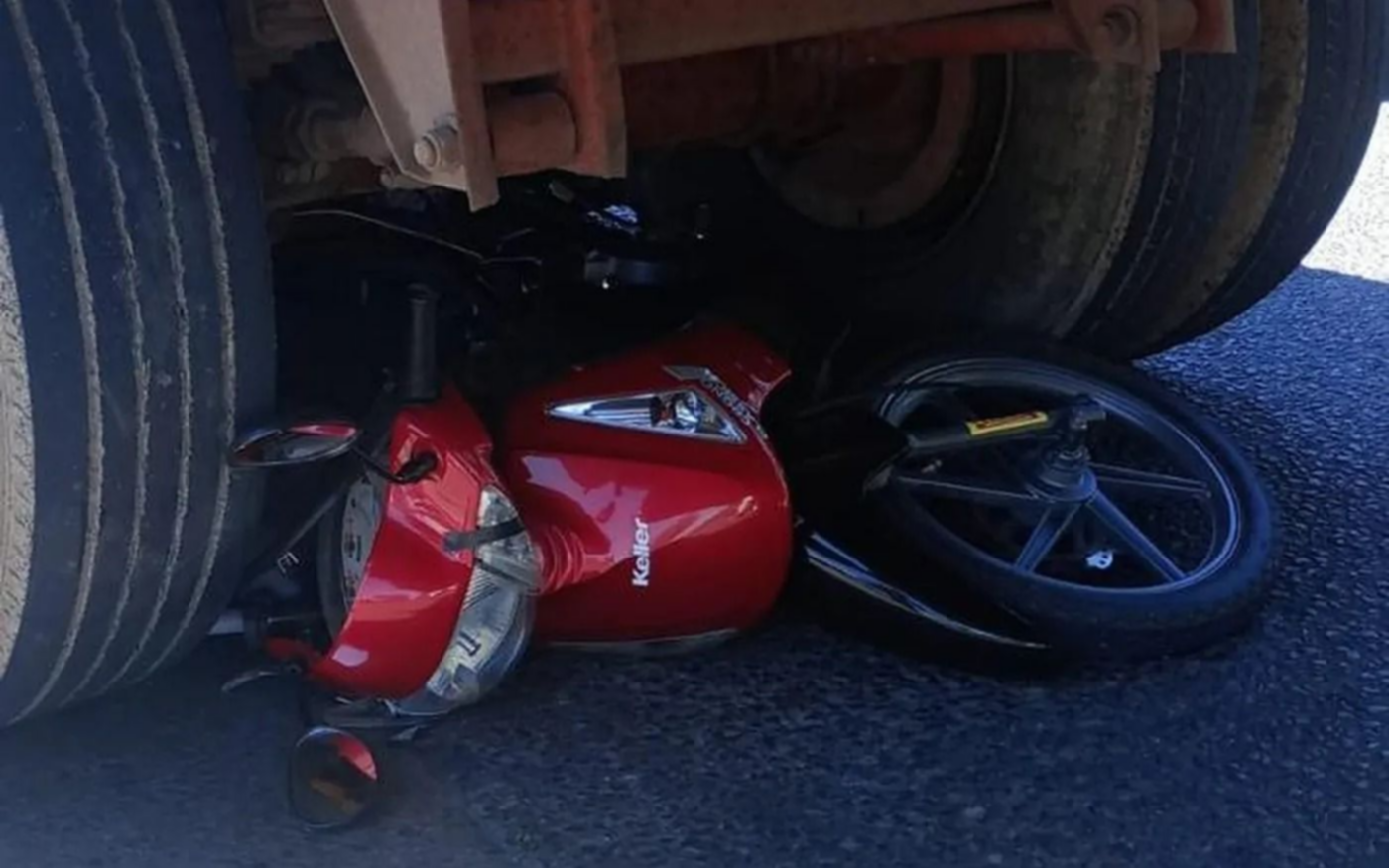 Motociclista perdió la vida tras un violento choque con un camión en el límite entre La Plata y Berisso