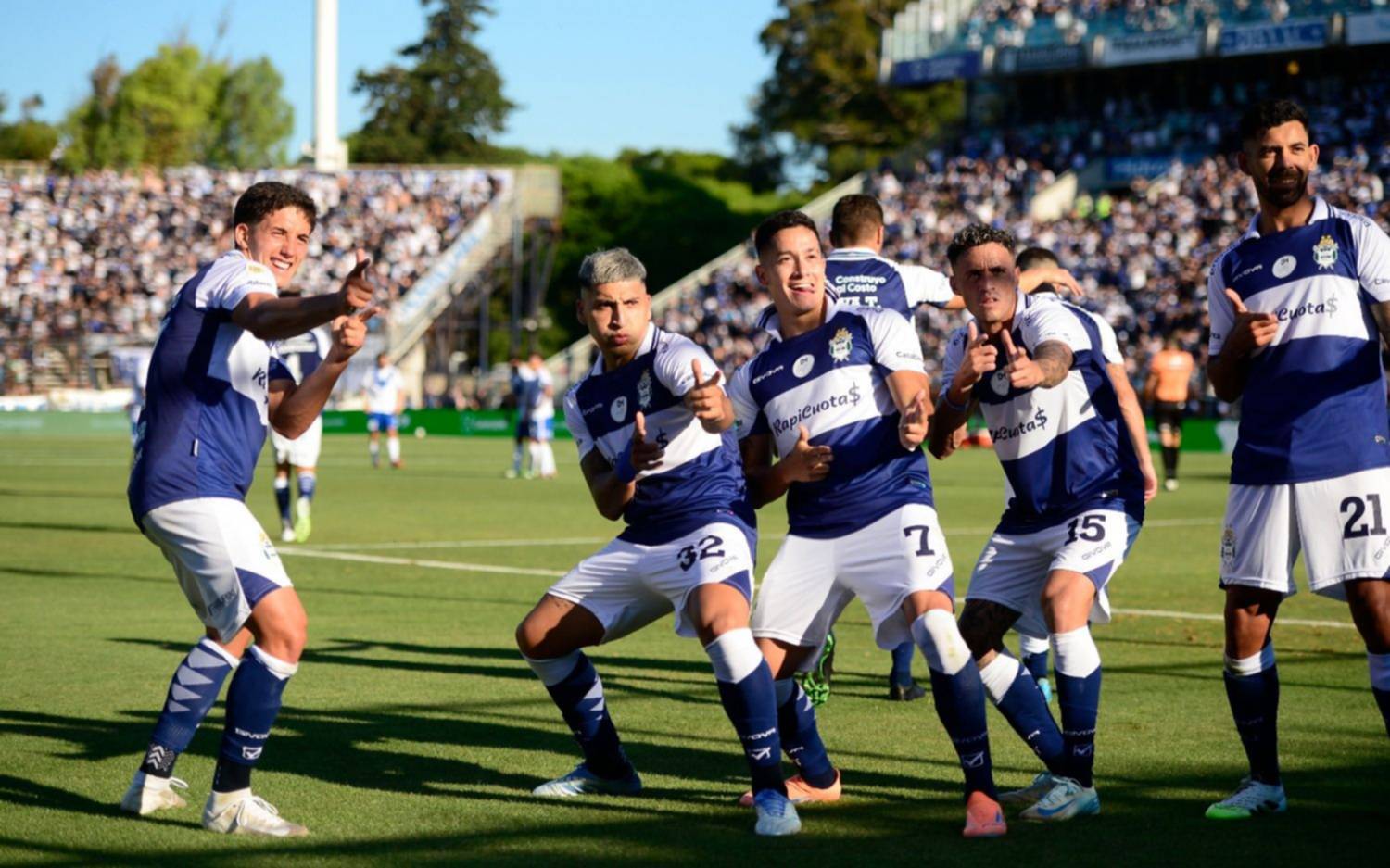 Gimnasia festeja un gol en el Bosque