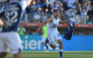 Gimnasia tuvo uno de sus mejores desempeños del torneo, y venció a Vélez por 2 a 0