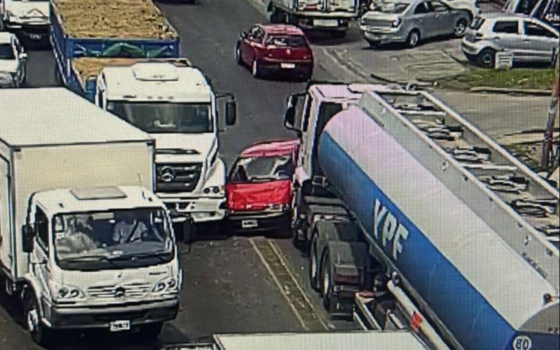 Un auto quedó atrapado entre dos camiones en el límite de La Plata y Ensenada