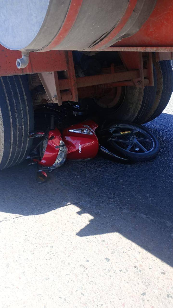 Un motociclista perdió la vida tras ser embestido por un camión