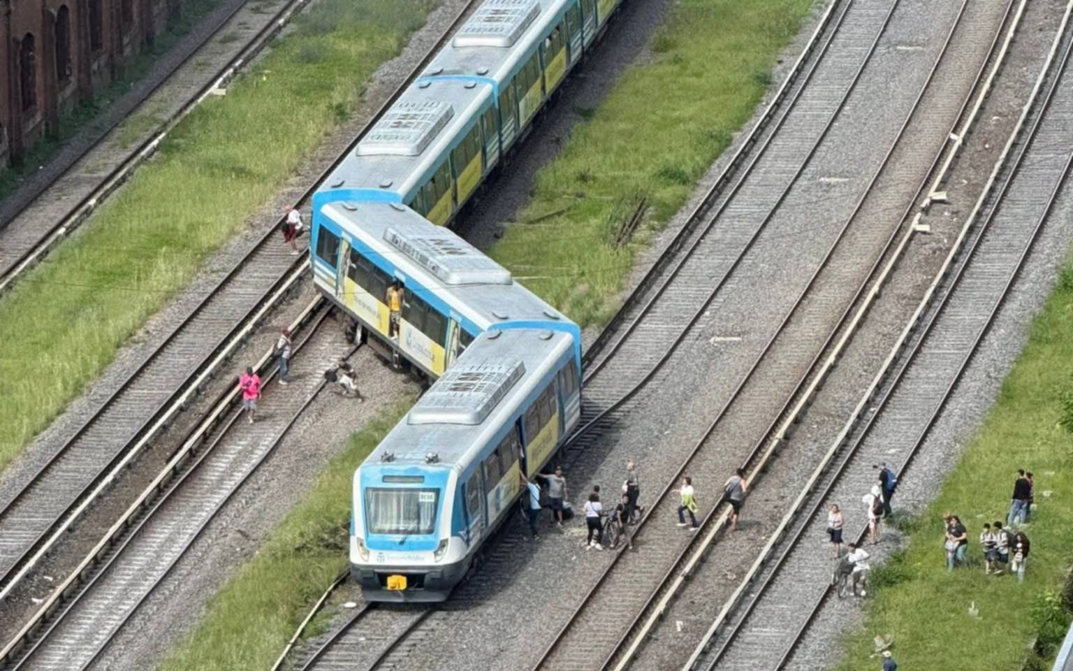 Una formación del Tren Sarmiento se descarriló en Liniers y hay varios heridos