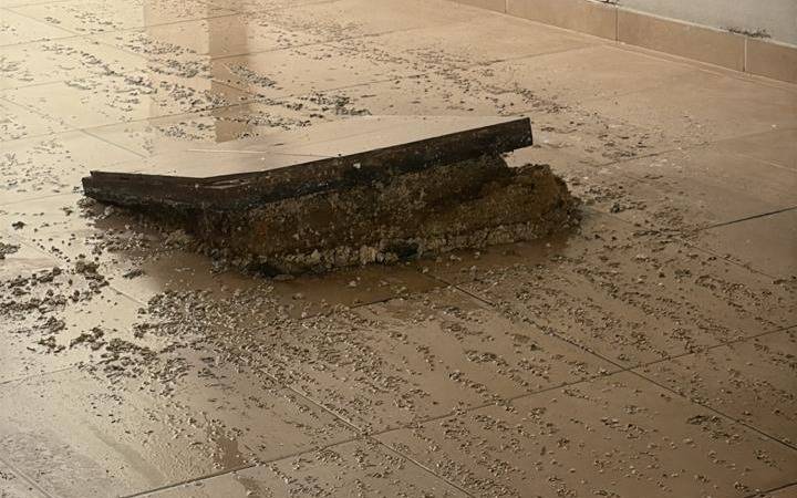 Un año de reclamos a ABSA en La Loma por cloacas colapsadas