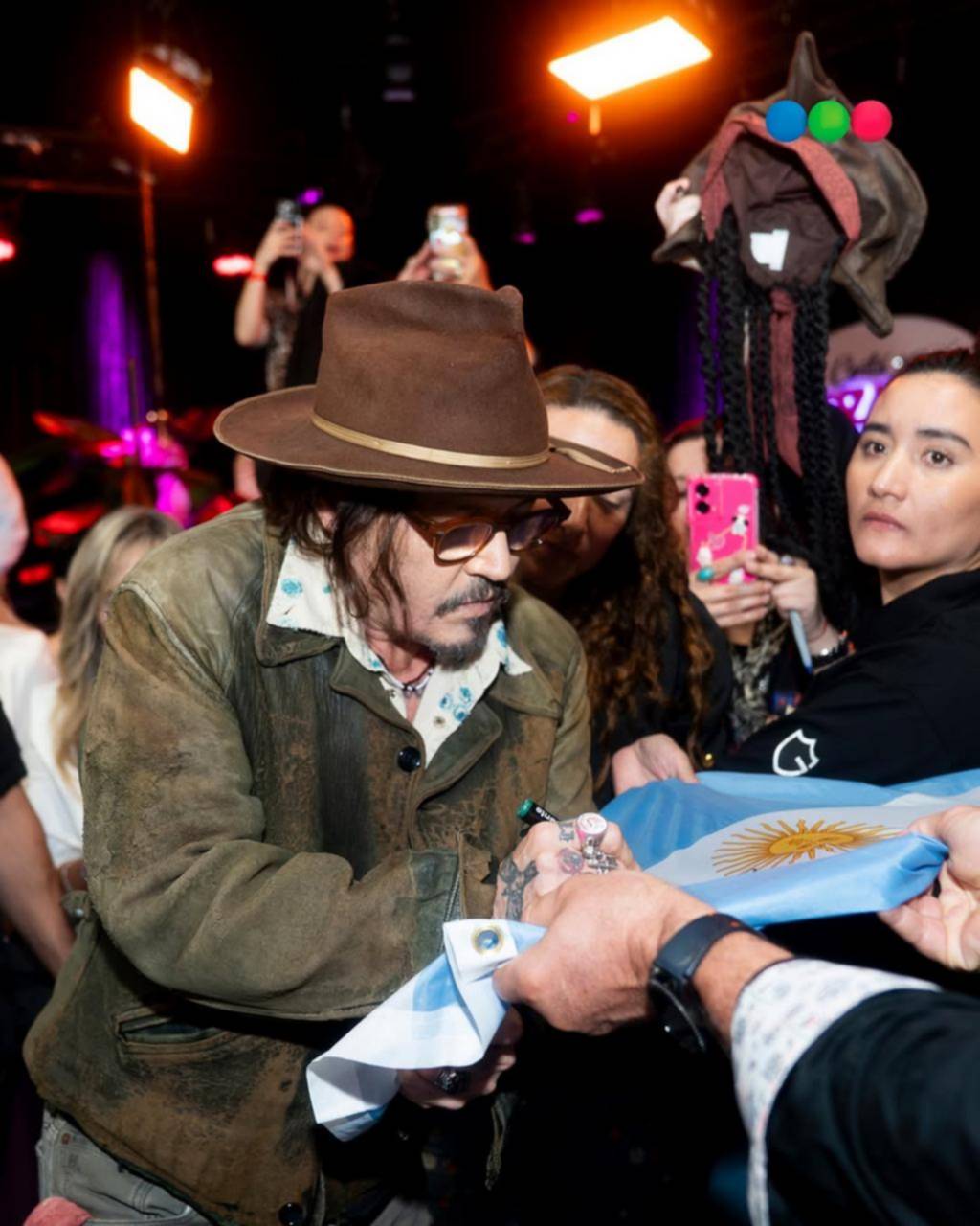 Locura por Johnny Depp: “La gente me mantiene vivo”