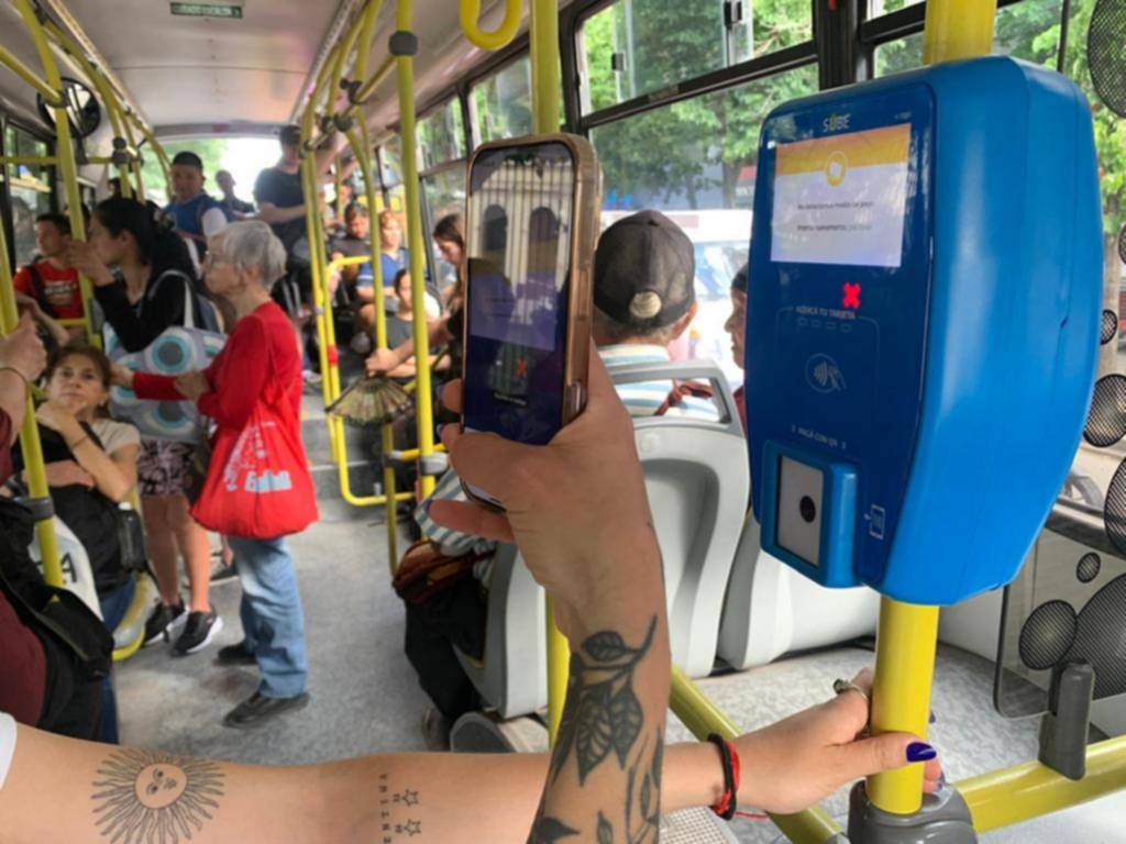 Modo QR activo: el micro platense suma un nuevo método de pago