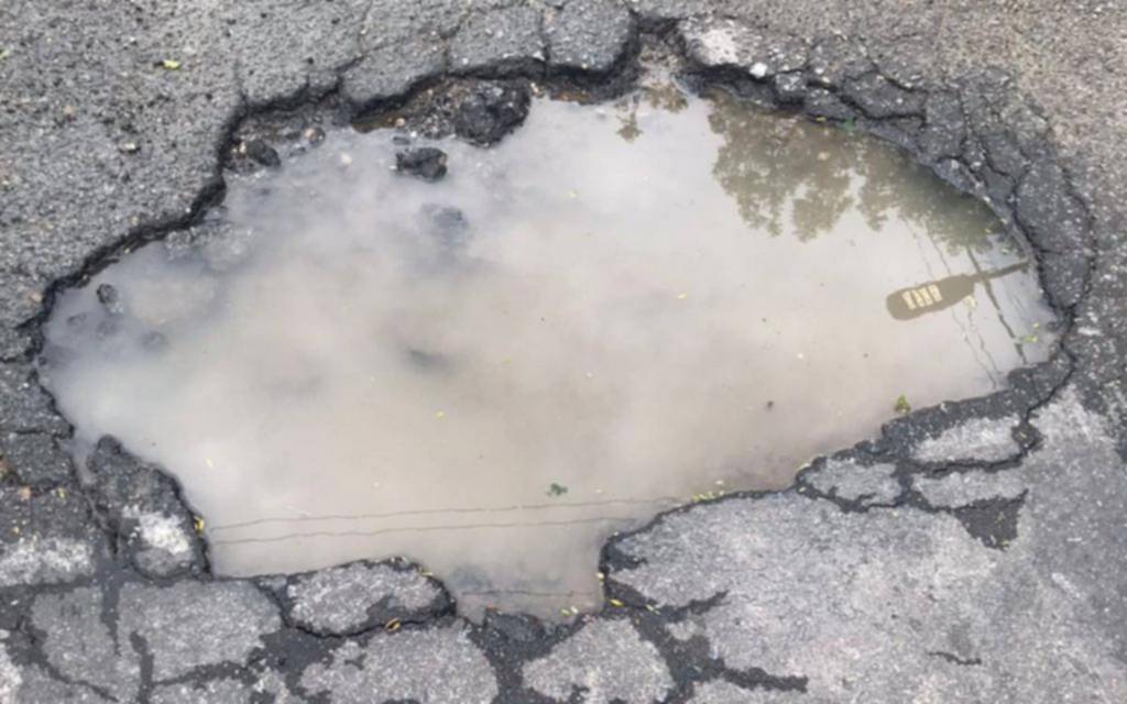 Vecinos advierten por un “enorme” bache en la calle de 20 entre 68 y 69