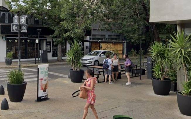 Tensión en pleno centro de La Plata: mujer con discapacidad denunció a repartidores de Rappi por agresiones