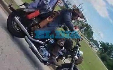 VIDEO. El “Jack Sparrow” platense llegó en moto para recibir a Johnny Depp