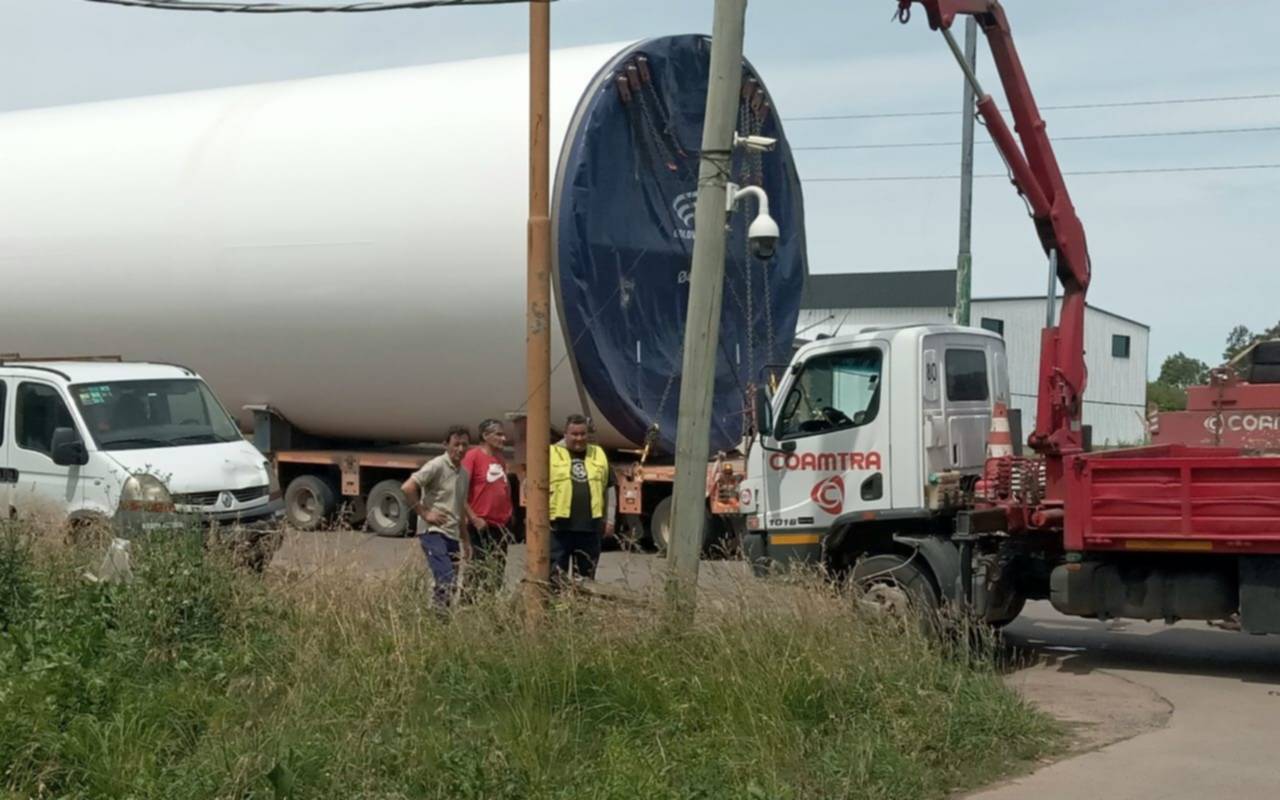 En Abasto, un camión de gran porte cortó un cable y dejó sin luz a toda la zona