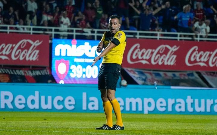 Luis Lobo Medina, el polémico juez para la última fecha ante Argentinos: ¿cómo le fue a Estudiantes con él?