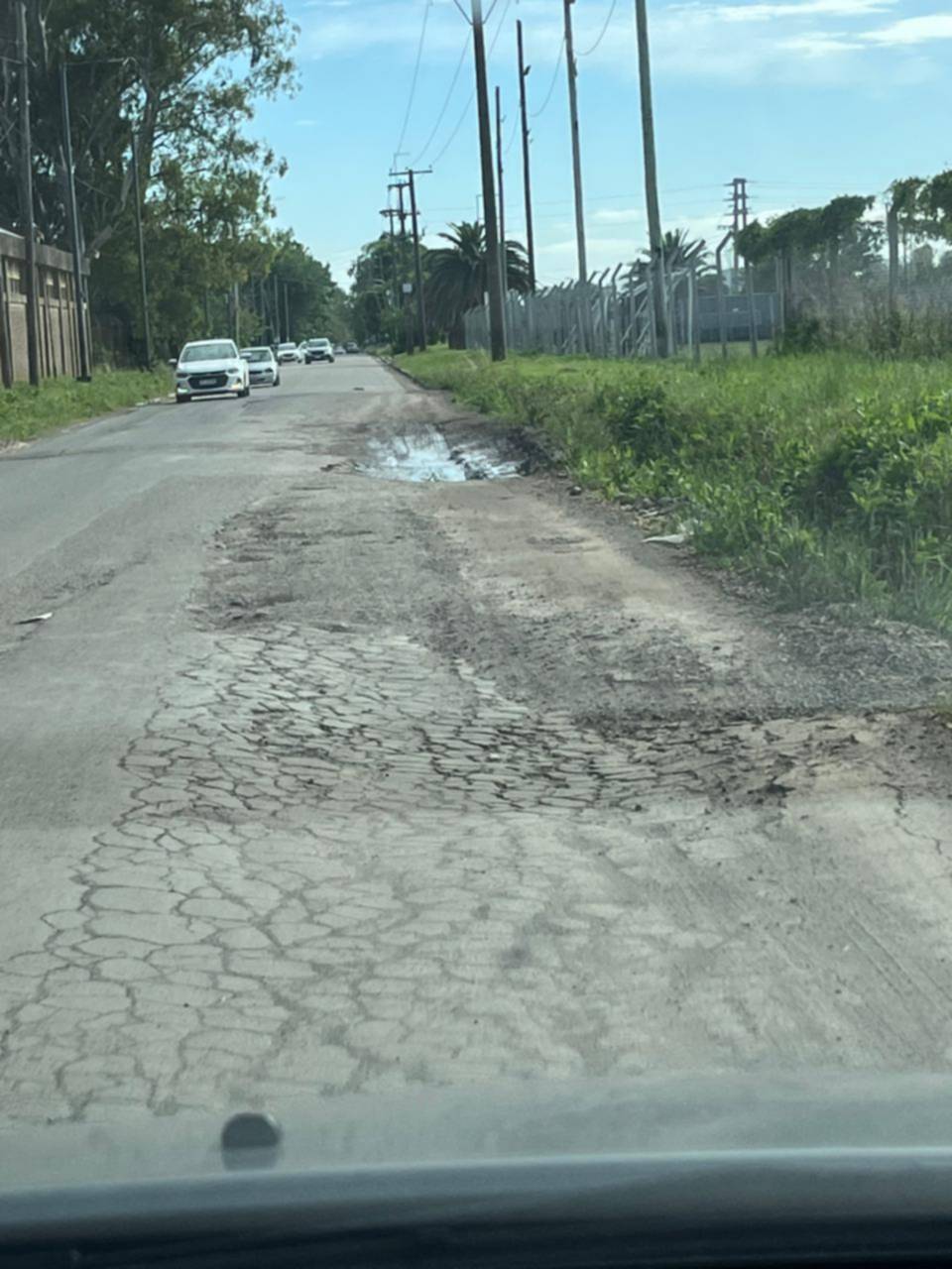 Pozos y riesgos en la calle 501, una arteria clave en la Zona Norte