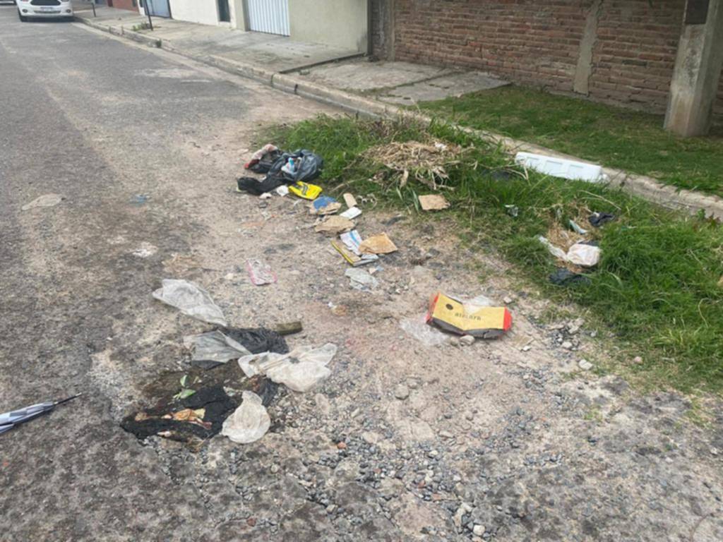 Reclamo por acumulación de residuos y pozos en la zona de 6 y 77