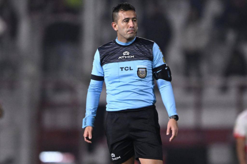 Luis Lobo Medina, el polémico árbitro de Estudiantes vs Argentinos: ¿cómo le fue al Pincha con él?
