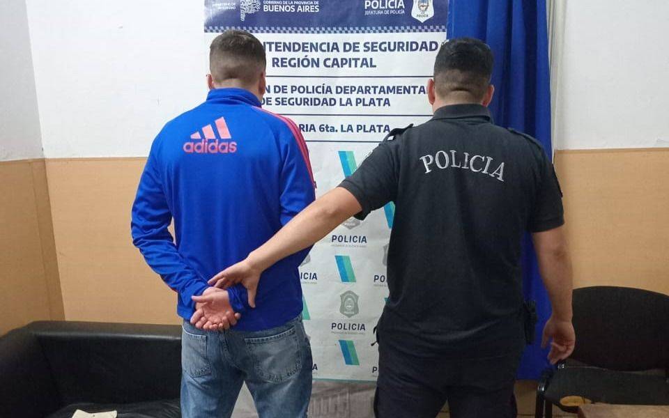 Efectivos policiales a la salida de un allanamiento en La Plata