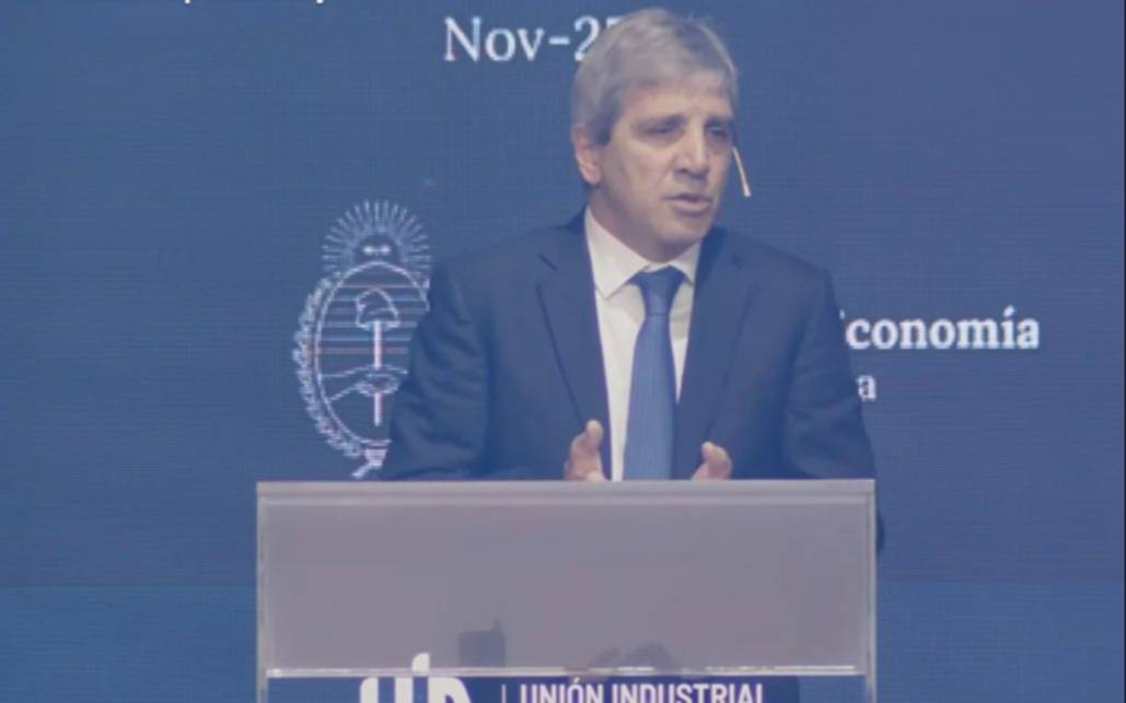 Caputo dijo que las bandas cambiarias "están bien calibradas" y ratificó el equilibrio fiscal