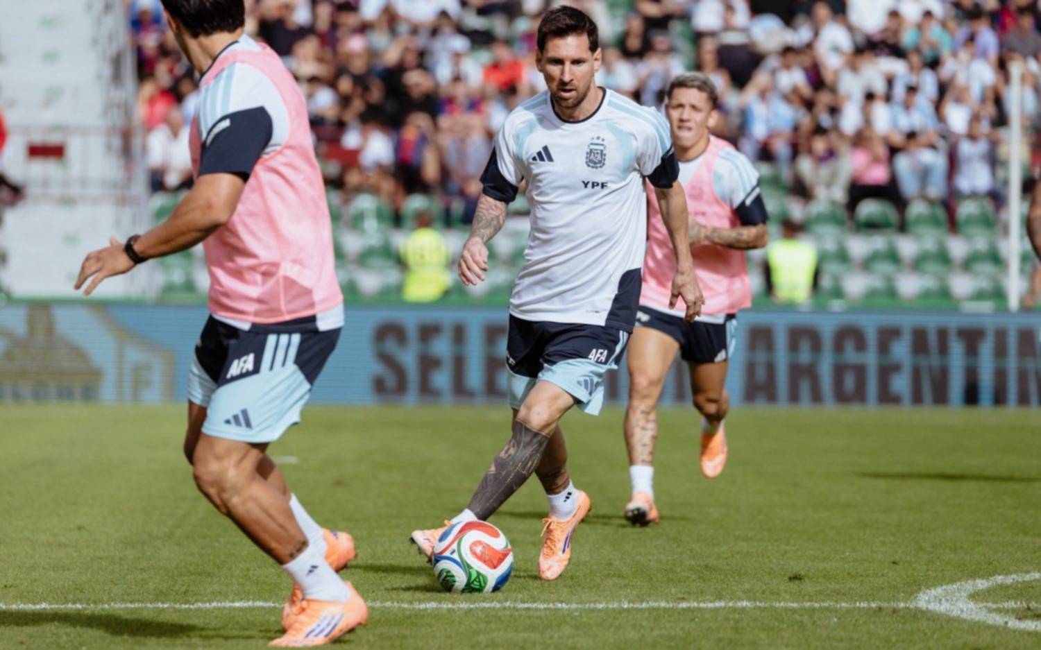 Más de 20 mil hinchas en el entrenamiento del Seleccionado nacional en España