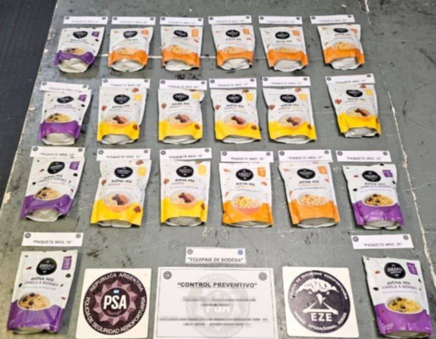 Hasta las manos: abordó un avión en Ezeiza con 20 paquetes de granola pero 18 contenían cocaína