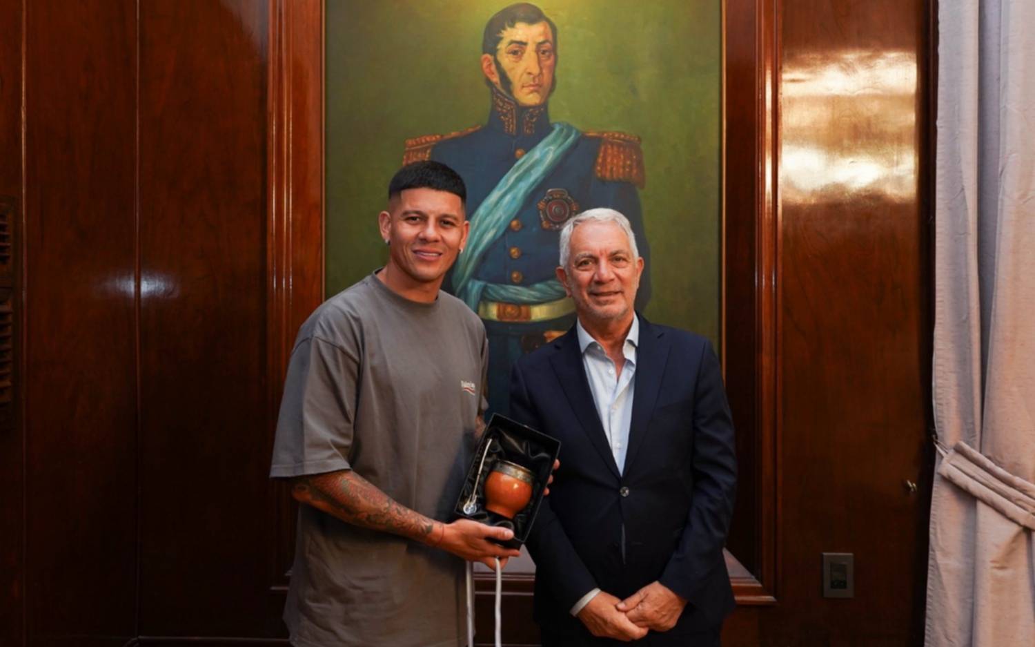 Marcos Rojo volvió a La Plata y visitó el Palacio Municipal