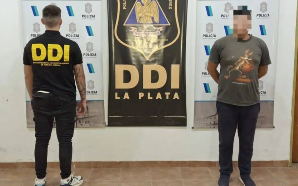 VIDEO. Un joven detenido por el crimen de un adolescente en La Plata: se entregó en la DDI tras una orden judicial