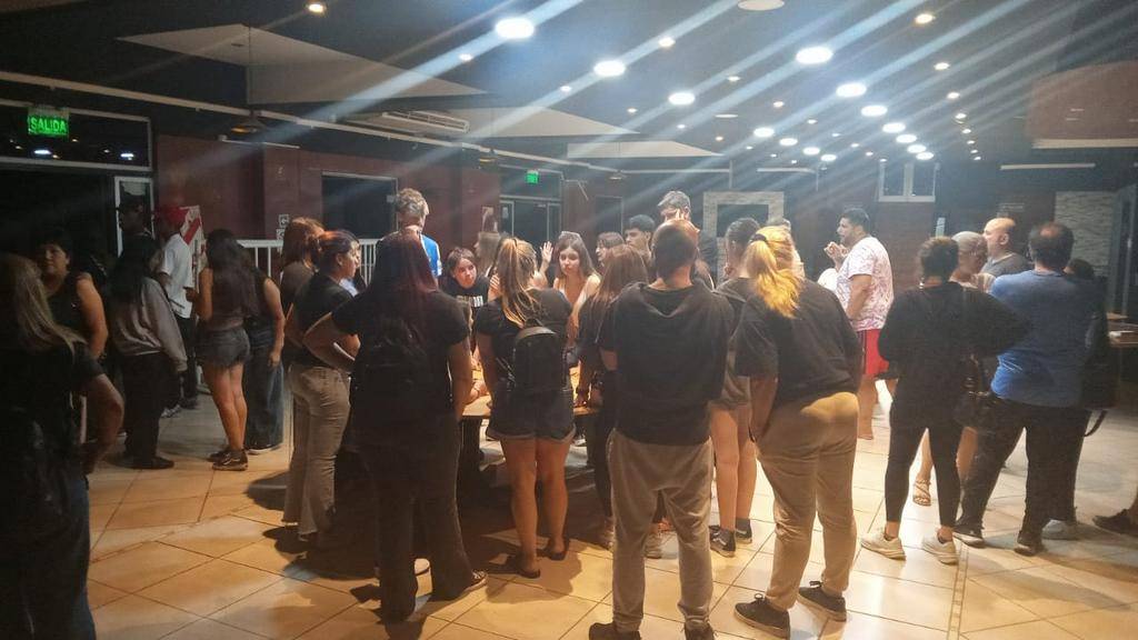 Tensión por una fiesta de colegios en un salón