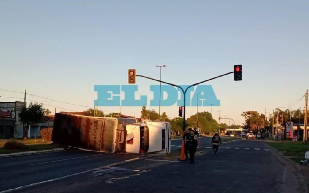 Un camión frigorífico volcó y complicó el tránsito en Camino Centenario: tránsito cortado y desvíos de colectivos en la zona norte de La Plata