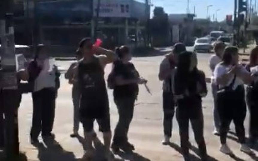 Protesta de padres y alumnos contra el sorteo para conformar cursos de primer año