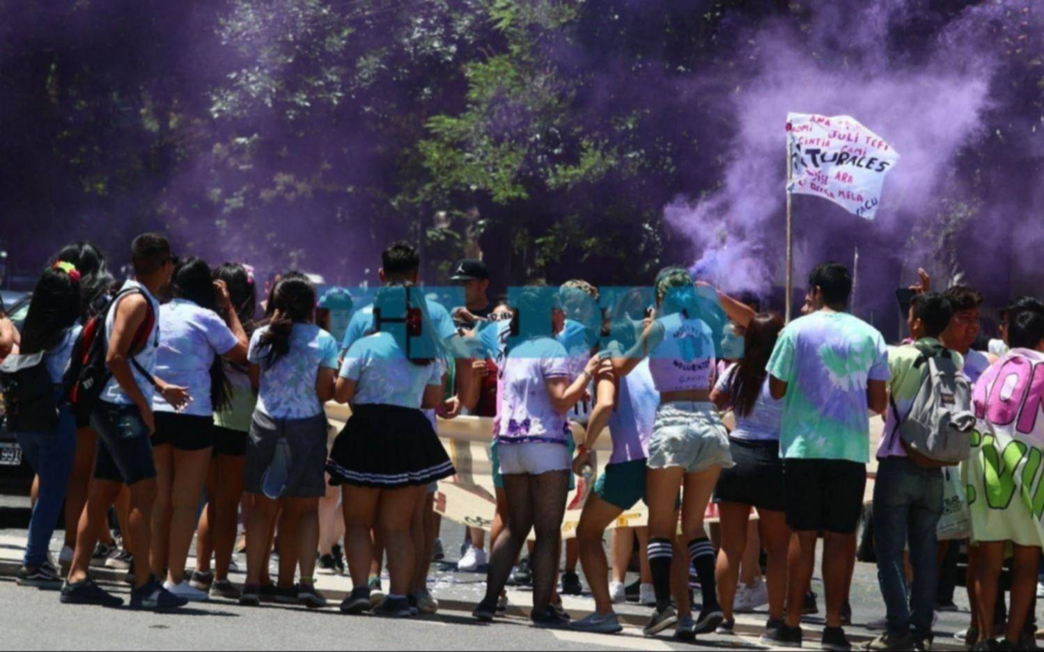 Los estudiantes de secundaria coparon la madrugada platense con festejos, batucadas y pirotecnia: los rituales que se vienen