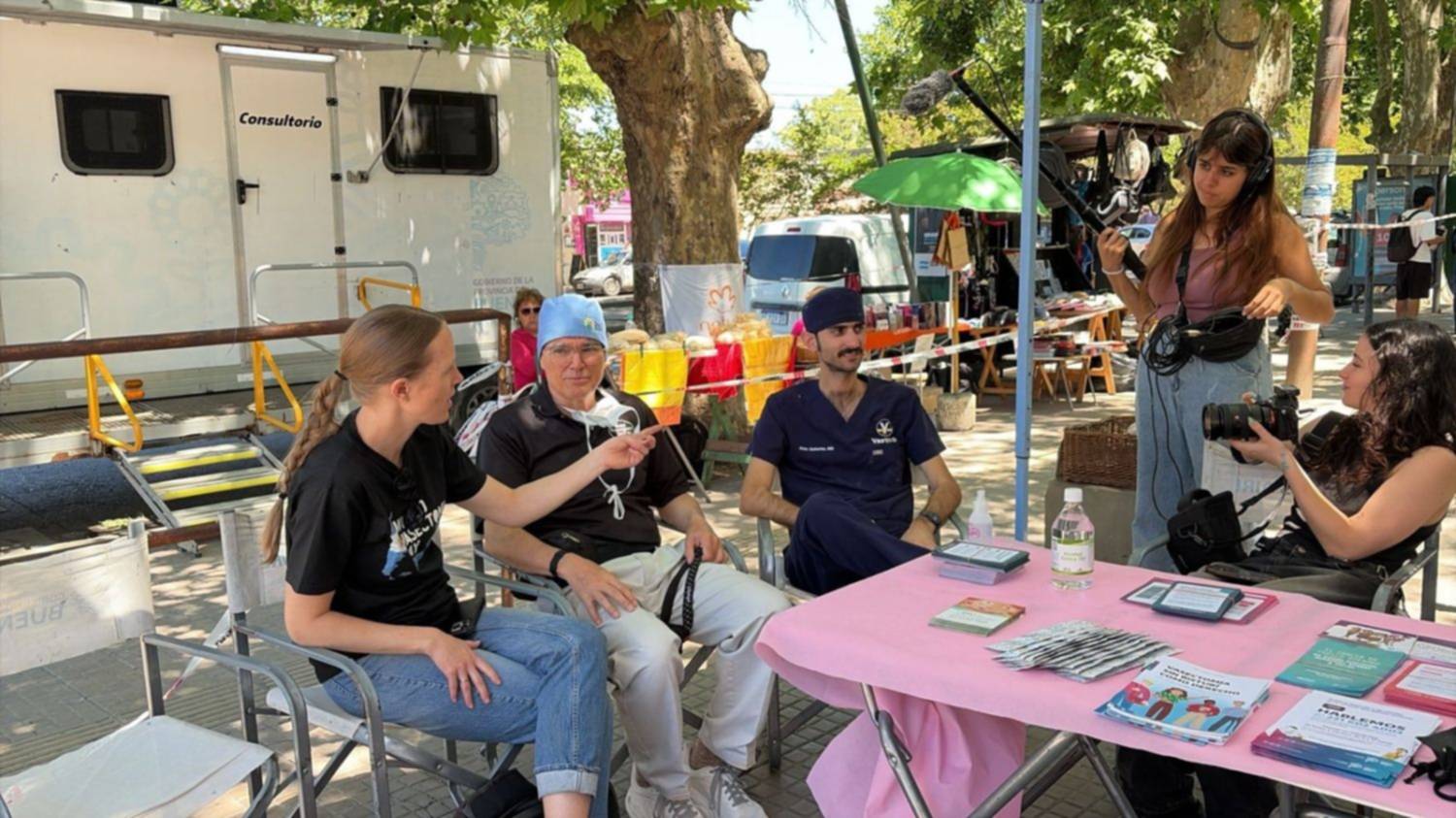 Personal médico realizando vasectomía sin bisturí en La Plata