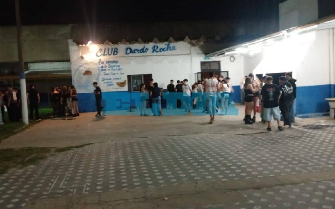 En Plaza Moreno y en clubes: los egresados de La Plata que denunciaron la estafa de un salón igual armaron su fiesta