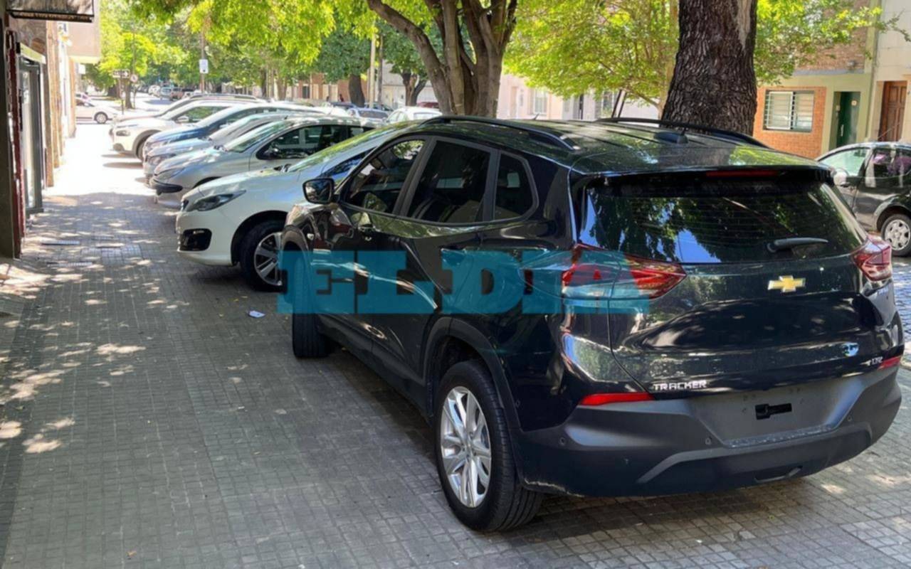 El "estacioná donde quieras" platense, en su máxima expresión: al menos 7 autos arriba de una vereda