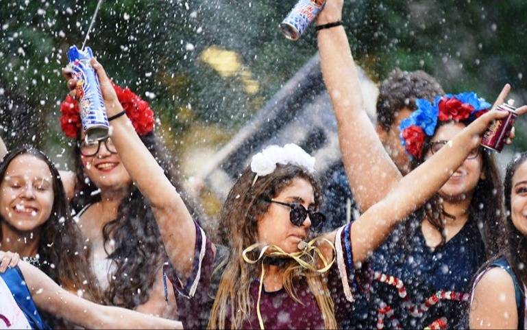 Cientos de estudiantes de Quilmes celebraron el pase al último año y coparon Plaza Conesa