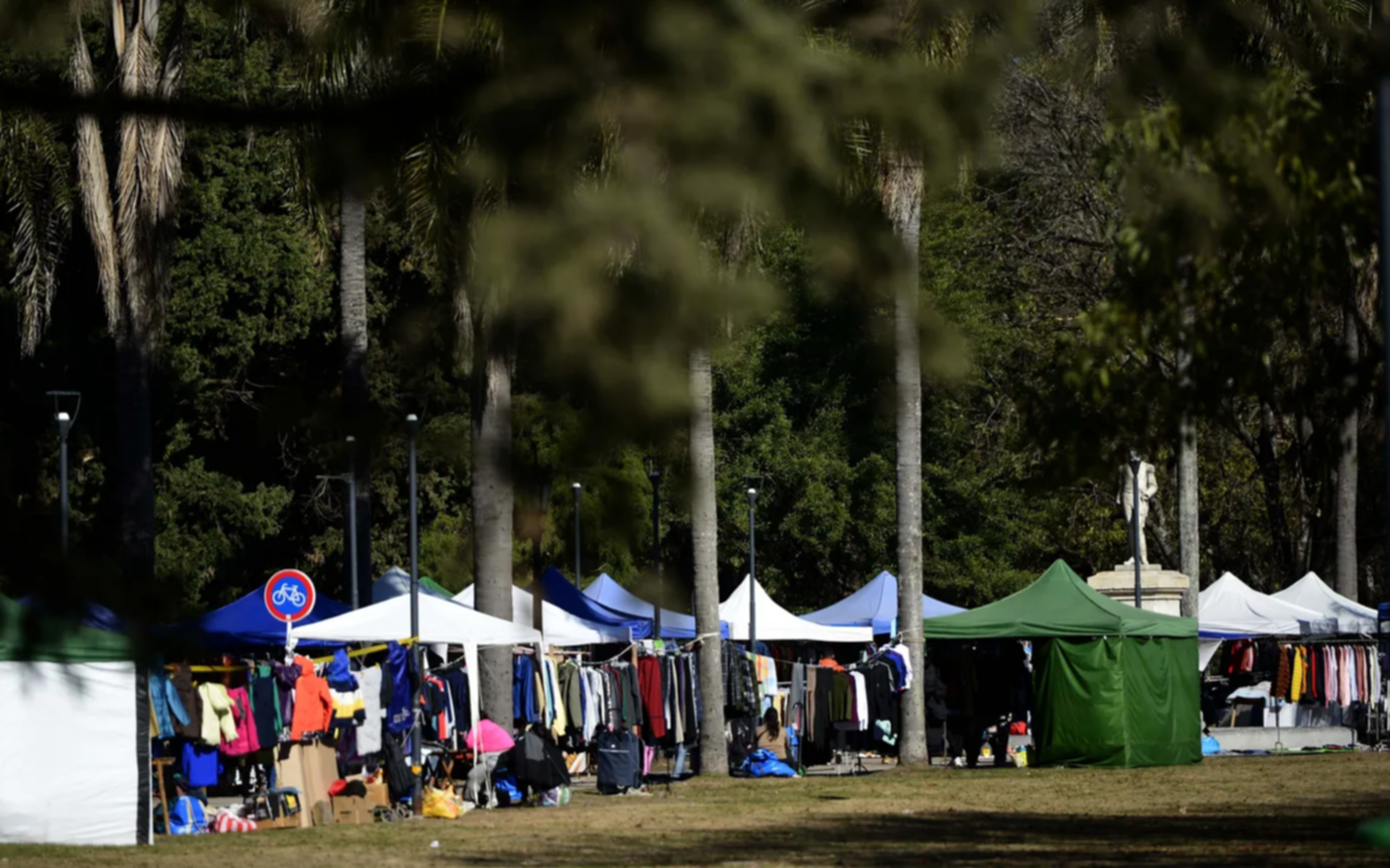 Se amplía el plan de regularización comercial en La Plata y se incorpora a 300 vendedores del Parque Saavedra