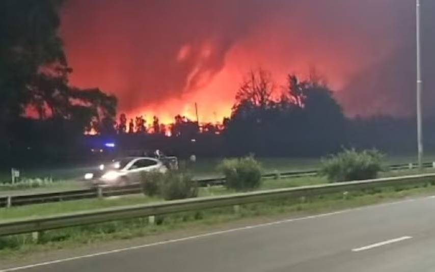 Explosión en Ezeiza: incendio en una planta agroquímica situada en el polo industrial