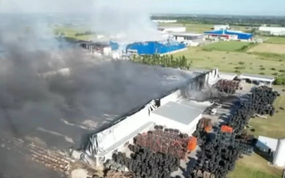 Impactante incendio en Ezeiza: “El fuego está contenido y no representa riesgo para la población”, aseguró Defensa Civil