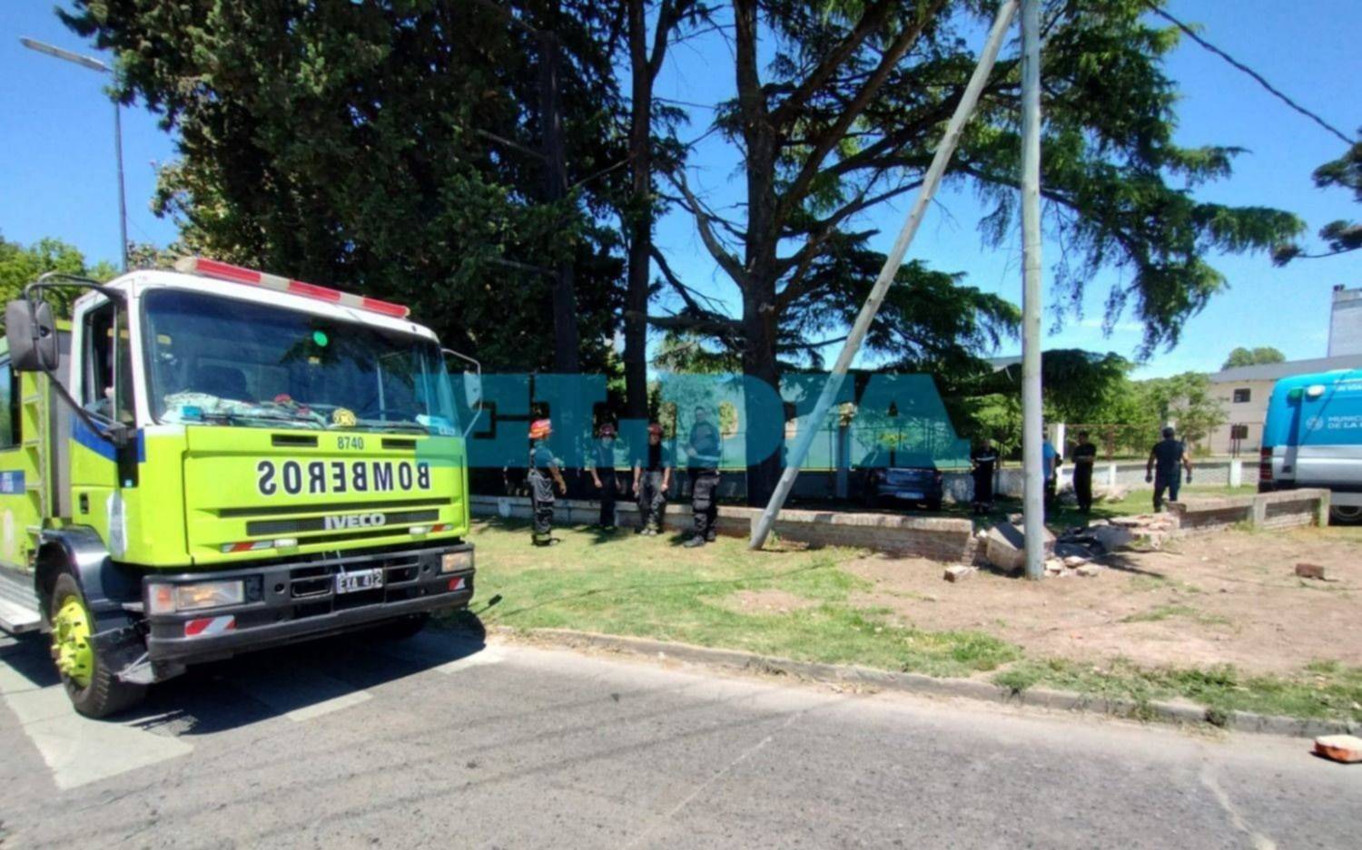 Fuerte choque en La Plata: un auto terminó incrustado en una pared y hay un herido