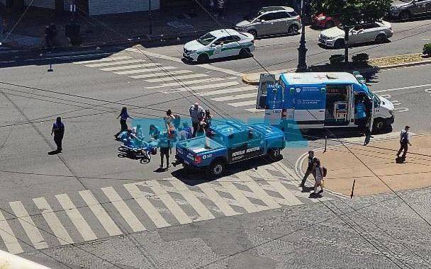 Accidente en Diagonal 80: una motociclista resultó herida tras despistarse y caer al asfalto