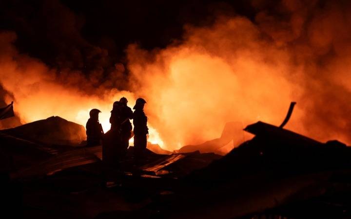 Incendio en el Polo Industrial de Ezeiza: el informe del Ministerio de Ambiente y sin pericias hasta el lunes